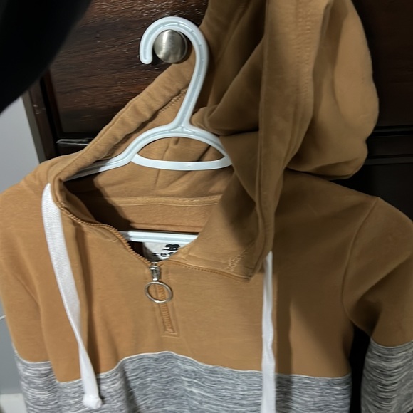 Hooded 3/4 zip - Picture 2 of 2